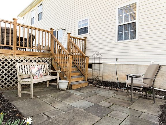 4th image of 1802 Earl Dr