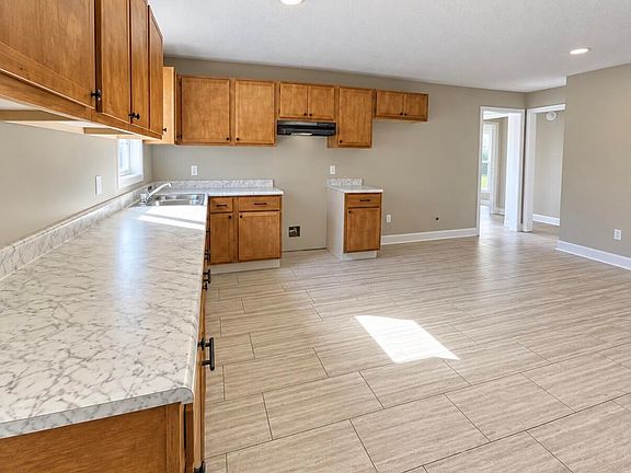 3rd image of 520 E Circle Dr