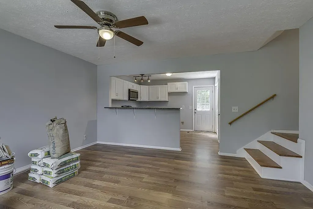 3 bed, 1059 sqft, $2,200 — Photo 3