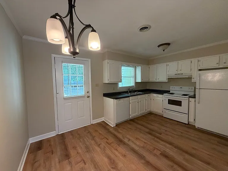 565 Cedarvilla Dr — Photo 6