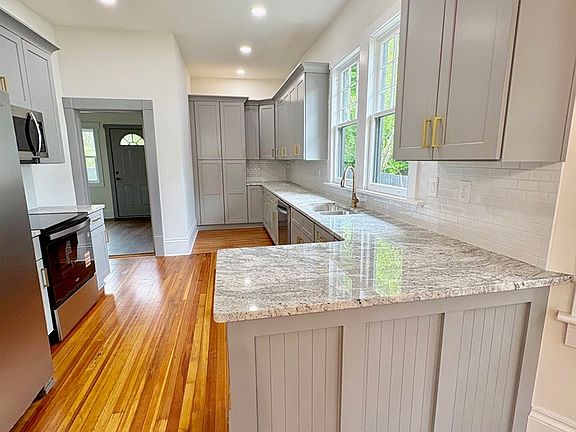 5th image of 2803 Beacon Ave