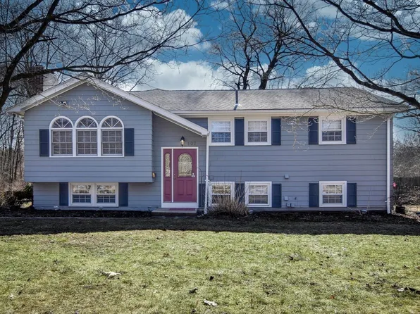 107 Indian Head Rd, Framingham, MA 01701