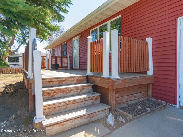 339 Suncrest Ave, Dickinson, ND 58601