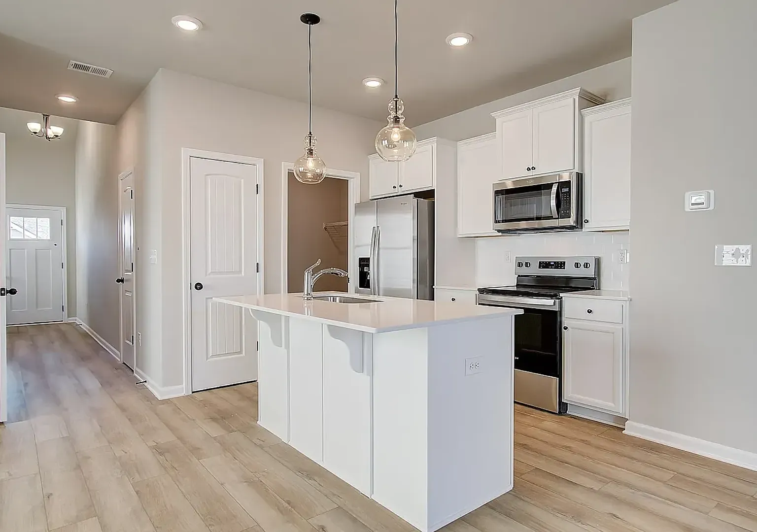 Custom Built 3 Bedroom Home With Bonus Area — Photo 4