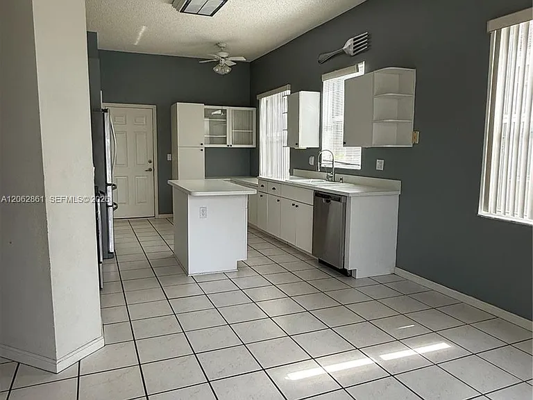 2435 SE 7th Pl — Photo 10