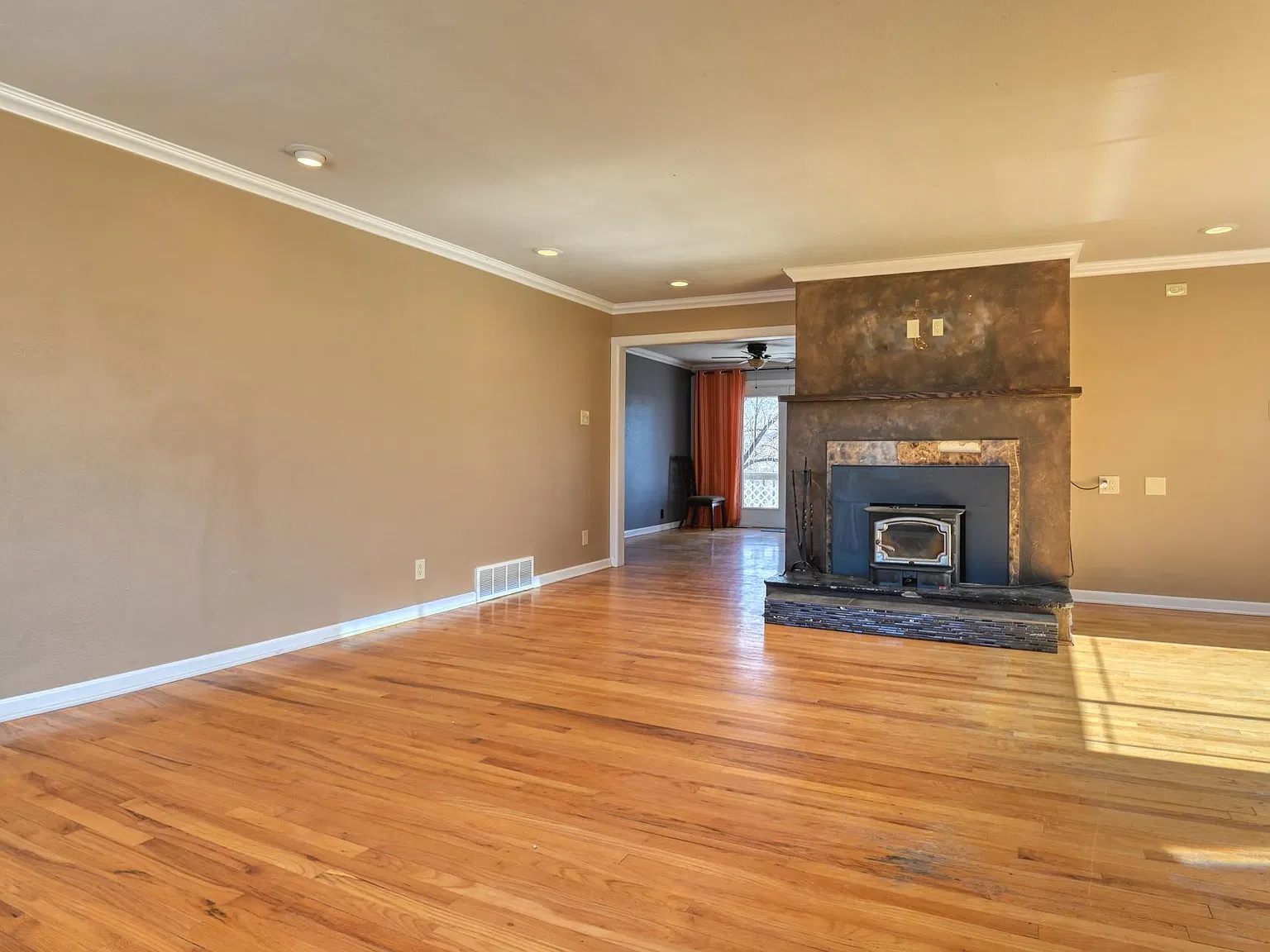3 bed, 1.5 bath, 1700 sqft, $2,100 — Photo 3