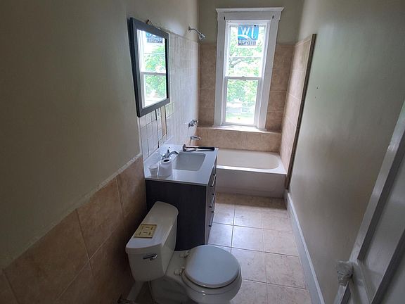 3rd image of 3257 Evaline Ave