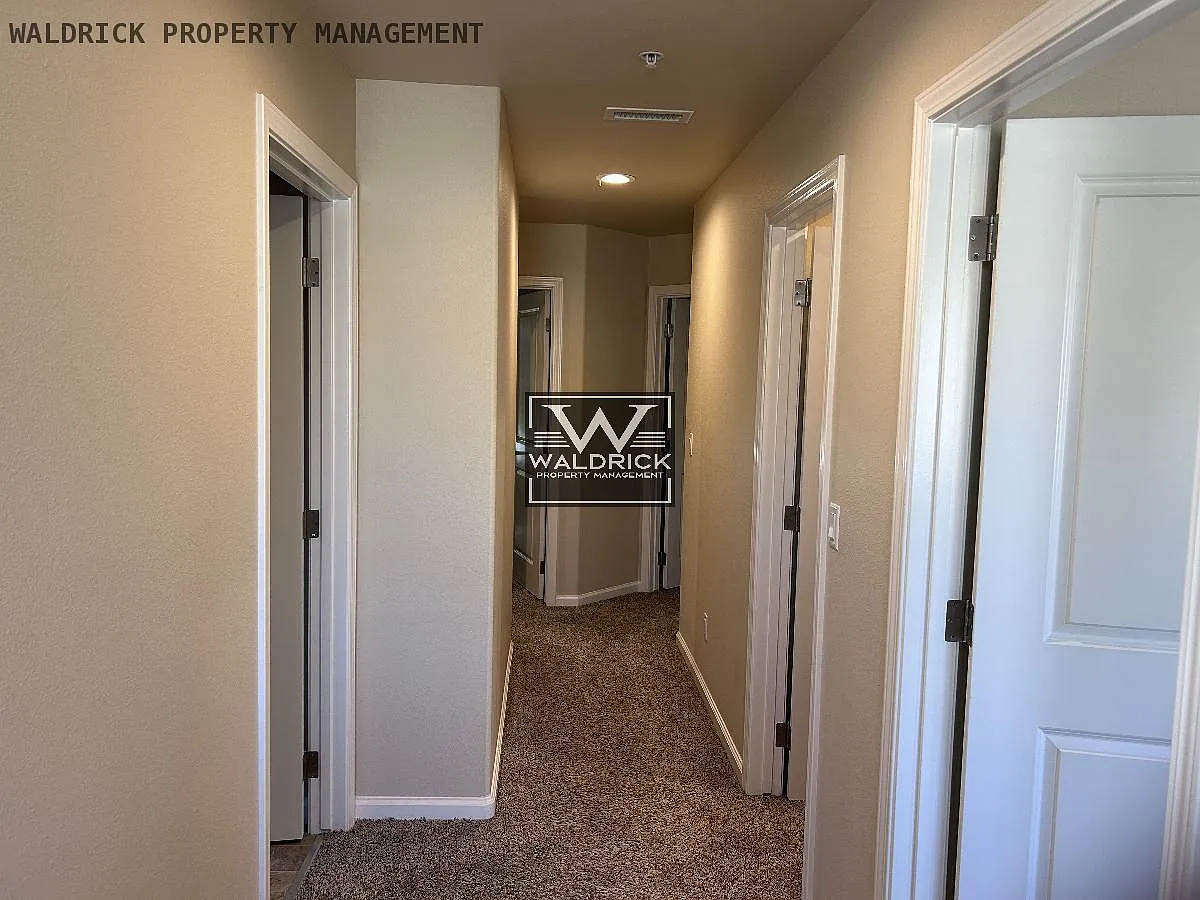 4 bed, 2.5 bath, 1833 sqft, $3,995 — Photo 4