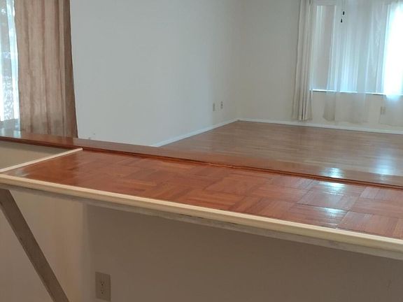 4th image of 31 Lakepoint Cir