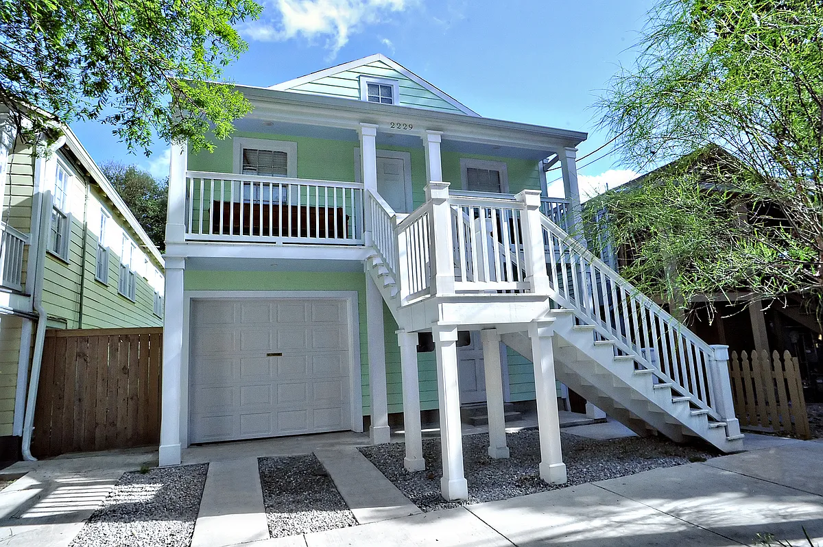 Building Photo - 2231 Dauphine St