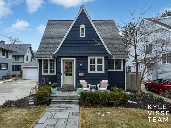 609 Greenwood Ave SE, East Grand Rapids, MI 49506