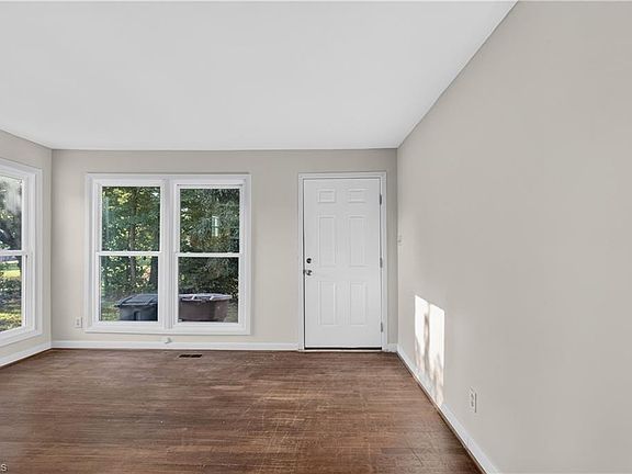 2nd image of 2104 Hiatt St