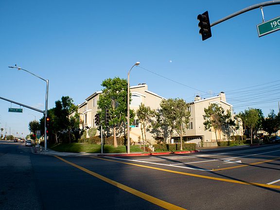 5th image of 5578 W 190th St