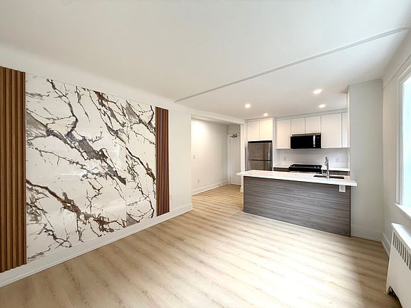5th image of 1024 King St E