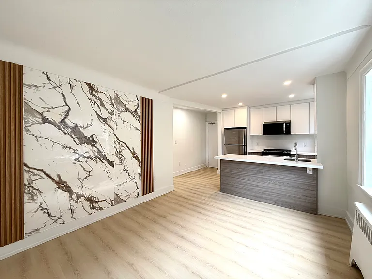 1024 King St E — Photo 5