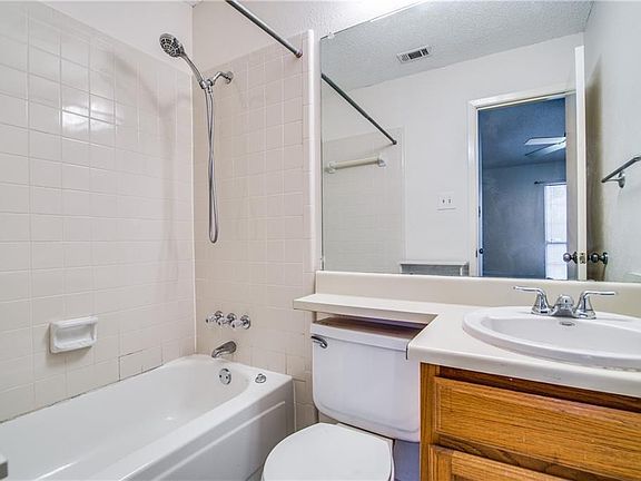 5th image of 637 Carriagehouse Ln APT 3