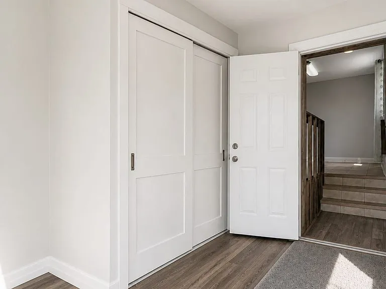 557 Stirling Ave S #MAIN — Photo 6