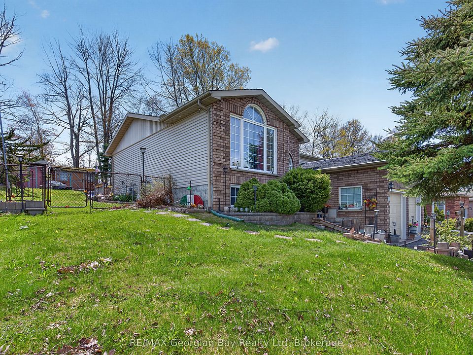 1st image of 33 Anderson Cres