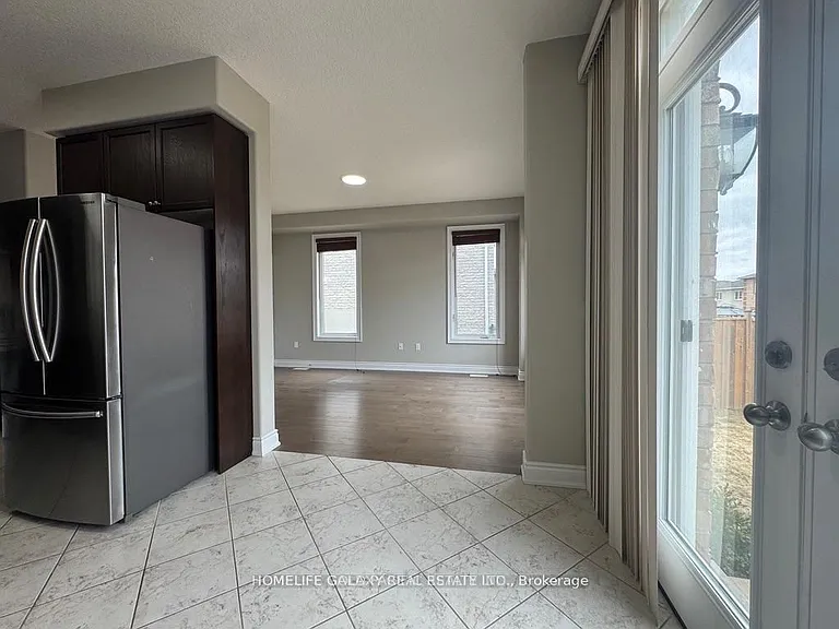 86 Nathan Cres — Photo 6