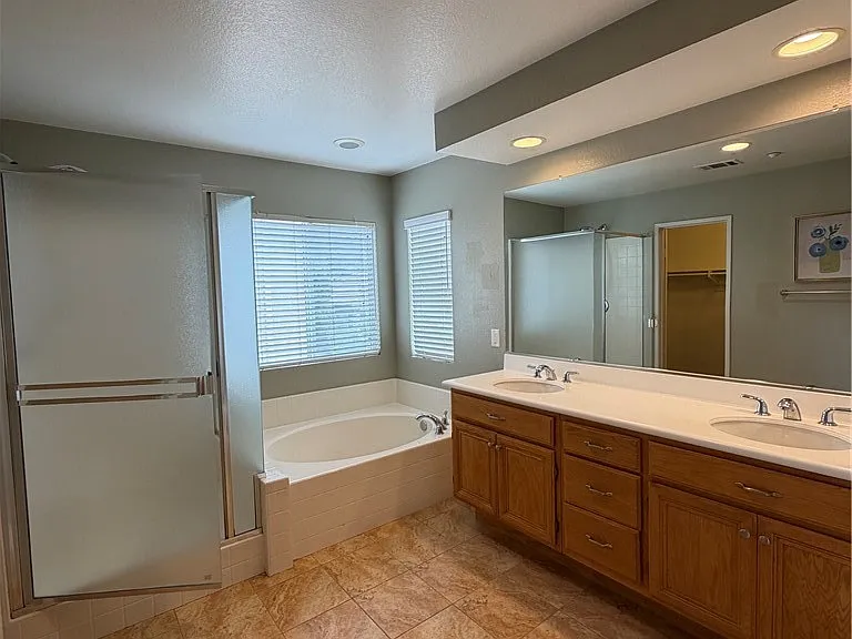 554 Robins Pl — Photo 24