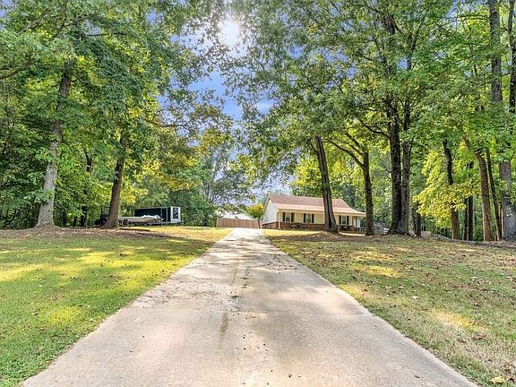 2nd image of 61 Chelsia Ln
