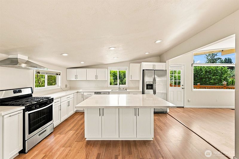 5th image of 15425 SE 11th Street