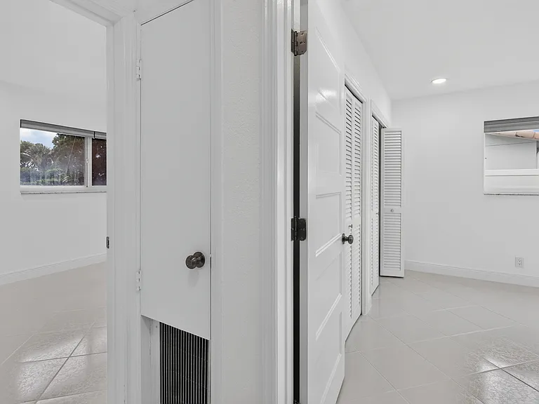 1200 SW 12th Ter — Photo 23