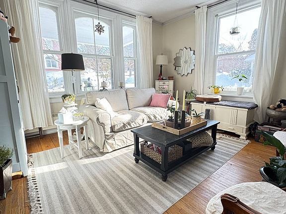2nd image of 8 Peel St #1
