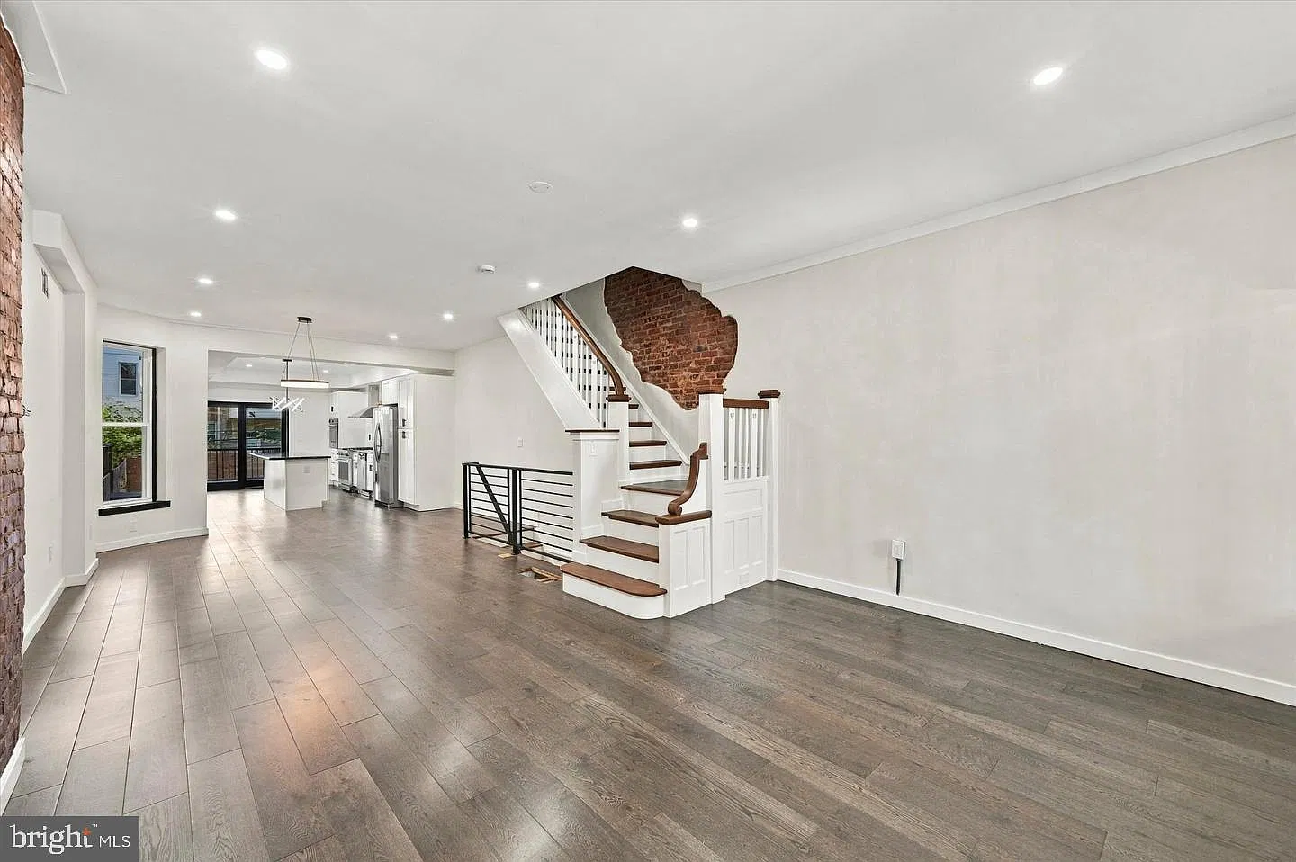 4 bed, 3.0 bath, 2412 sqft, $3,200 — Photo 4
