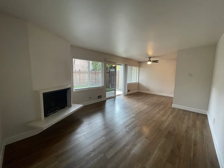 319 102nd Ave SE #19 — Photo 4