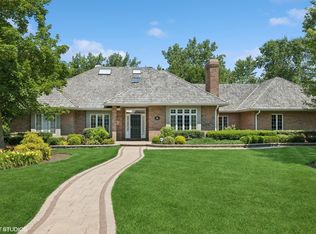 114 Camelot Ln, Libertyville, IL 60048