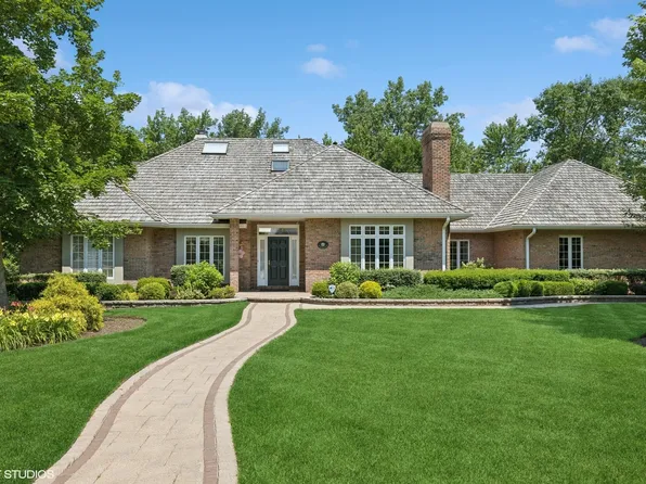 114 Camelot Ln, Libertyville, IL 60048