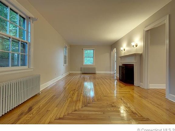 Large Living Room for Relax...