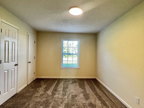 4th image of 3864D Northeast Dr #0
