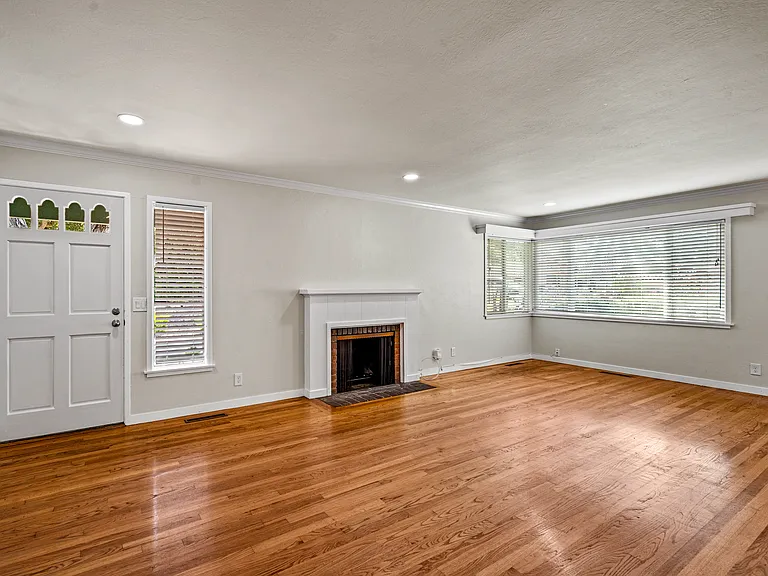 1087 Lariat Ln — Photo 3