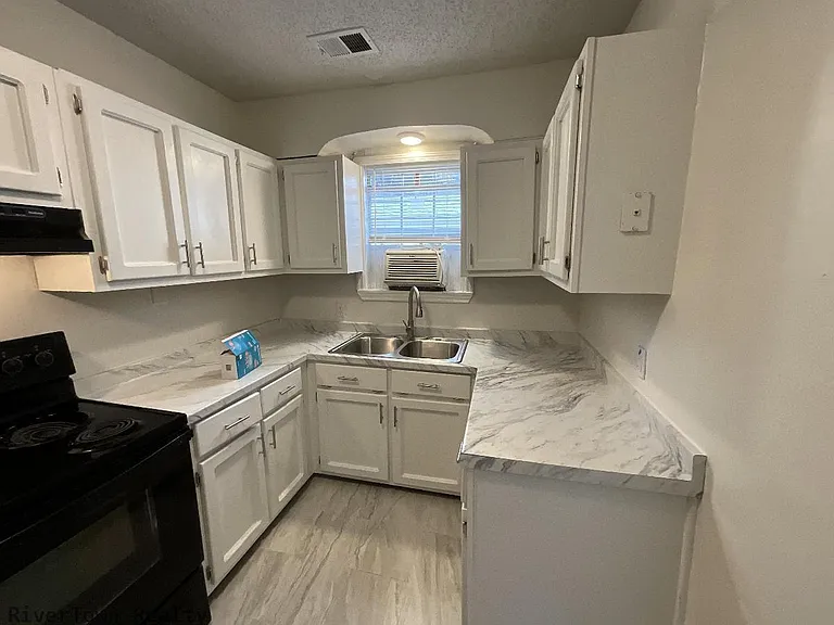 2677 Larose Ave — Photo 17
