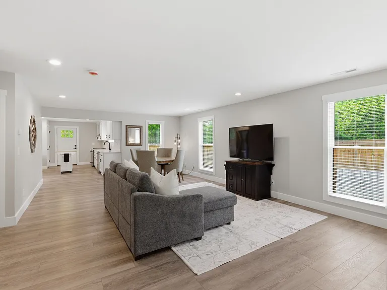 1253 W Main St — Photo 5
