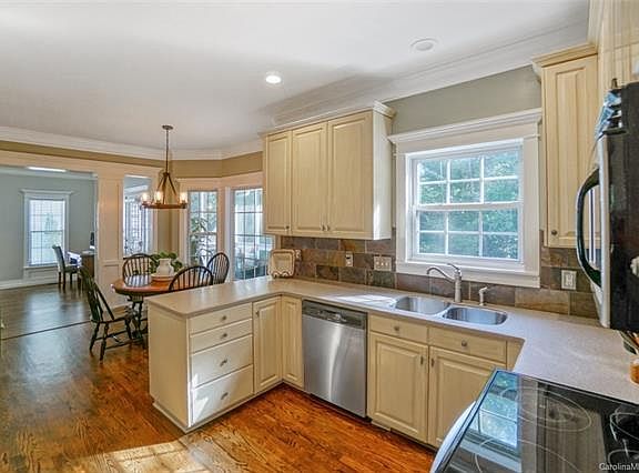 5th image of 8604 Glade Ct