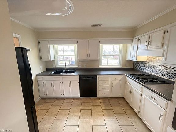 3rd image of 2202 Huntington Rd Unit F1