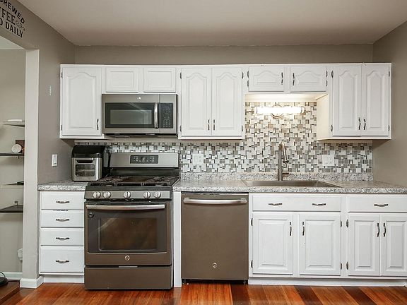 4th image of 909 Island Ct