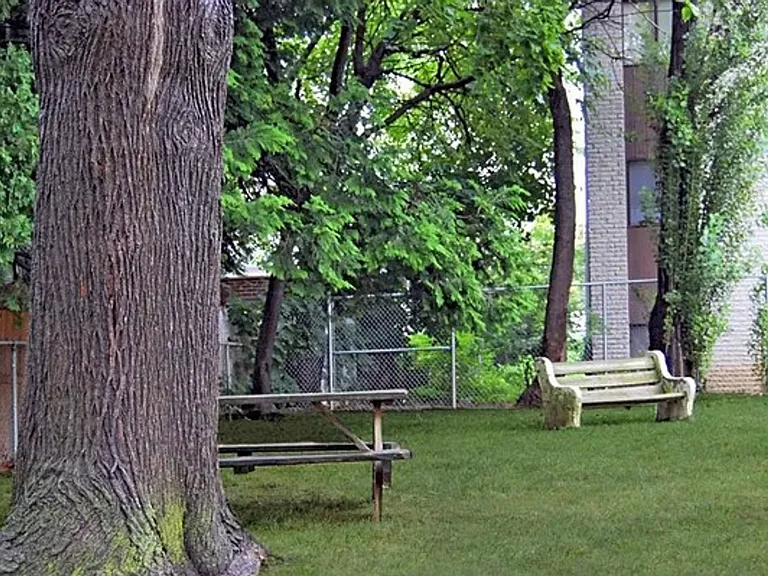 Austin Manor Apartments — Photo 9