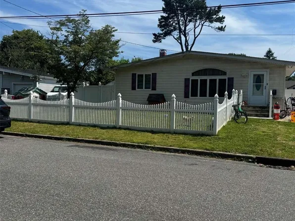 8 Dawn Crescent, Central Islip, NY 11722