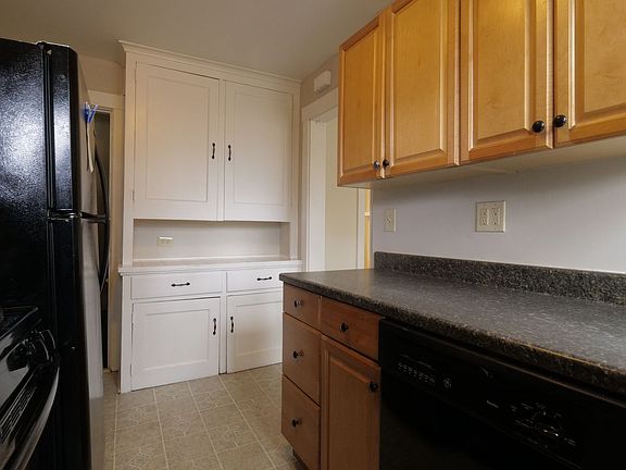 3rd image of 122 Lloyd Ave