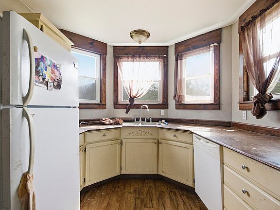 8th image of 103 E Stone St