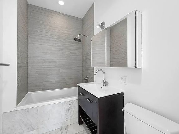 3rd image of 836 Bergen St #20