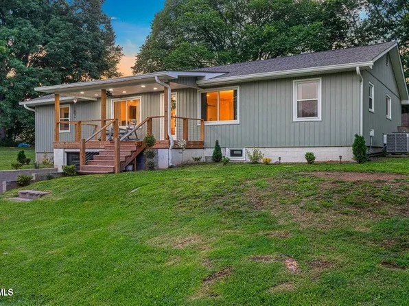 1318 E Lakeview Dr, Johnson City, TN 37601