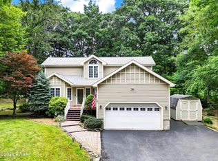 138 Eastwood Dr, Greentown, PA 18426