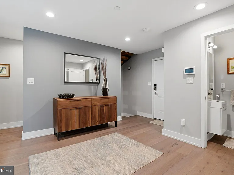 611 N Galloway St — Photo 3