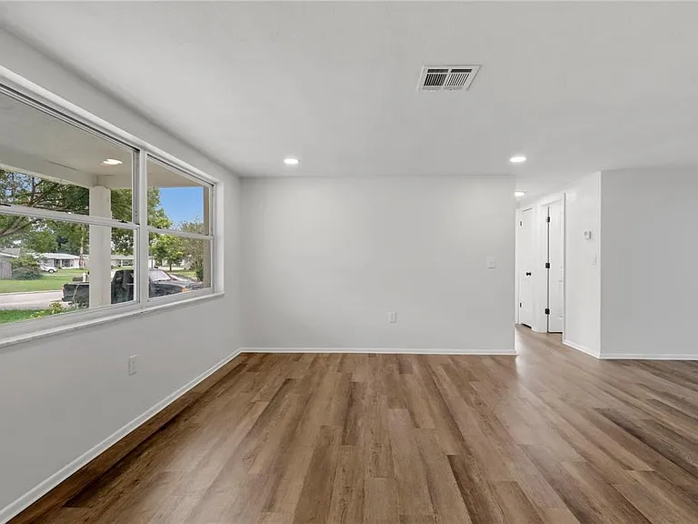 5165 Greenwood St — Photo 7