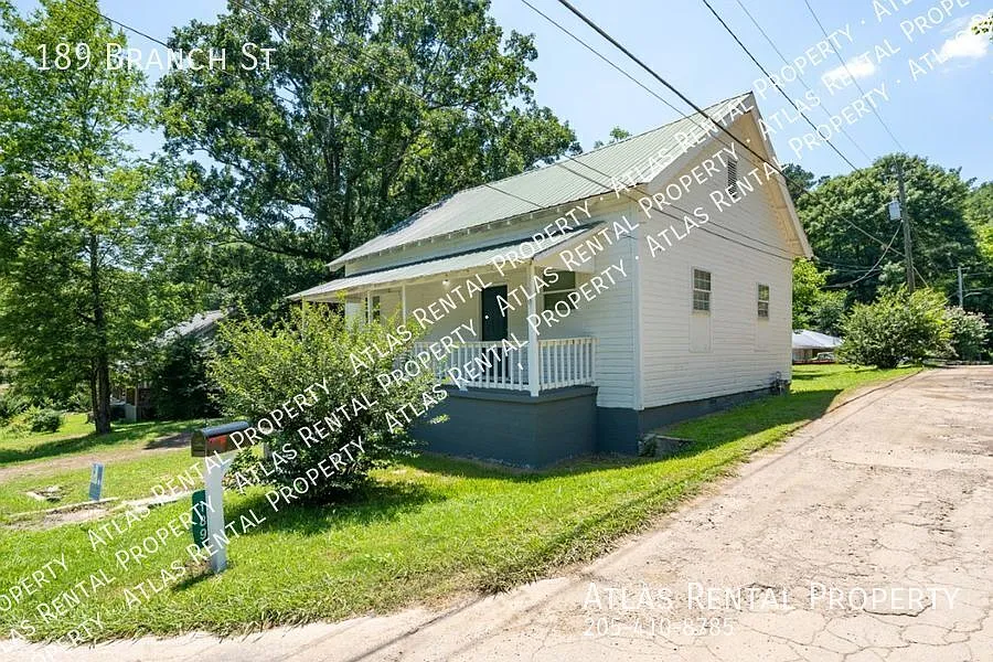 3 Bedroom/1 Bath Move in Ready! Pet Friendly — Photo 4